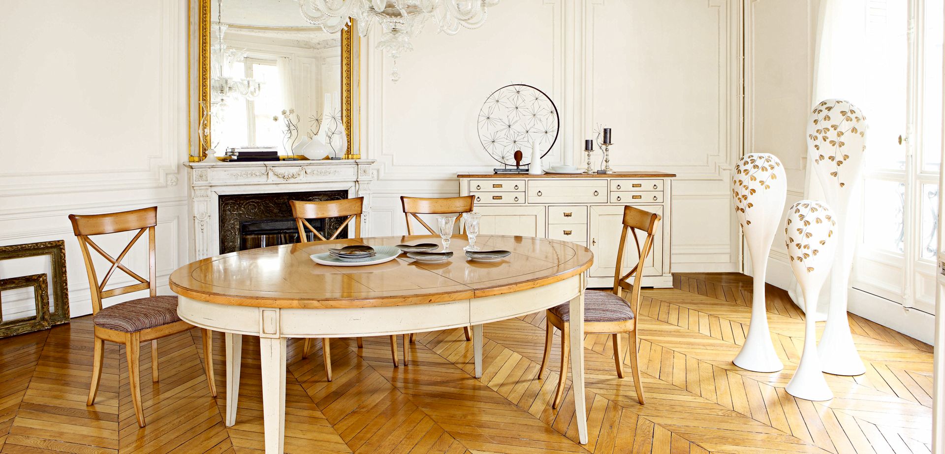 Oval dining table image number 0