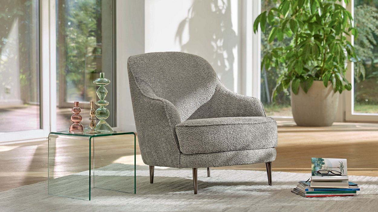 https://media.roche-bobois.com/is/image/rochebobois/Lily_Fauteuil_Valence_Col_27?wid=1250&fmt=pjpeg&resMode=sharp2&qlt=80