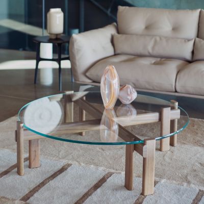 Round cocktail table image number 1