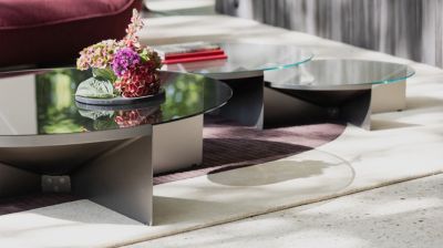 round cocktail table image number 4