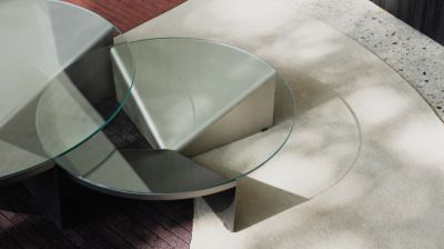 round cocktail table image number 5